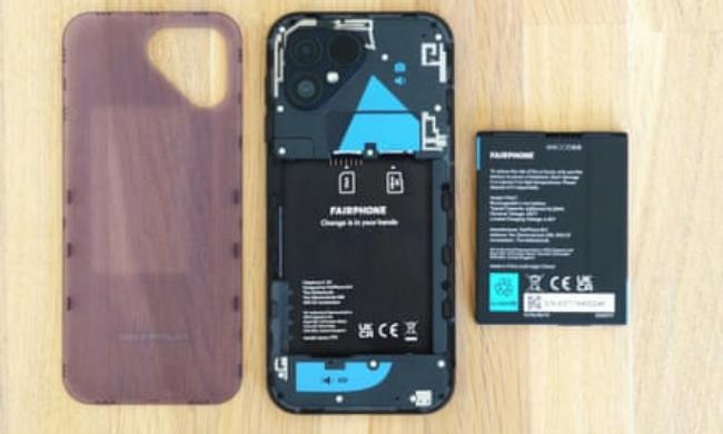 The back of the Fairphone 5 showing the battery and other compo<em></em>nents through transparent plastic.